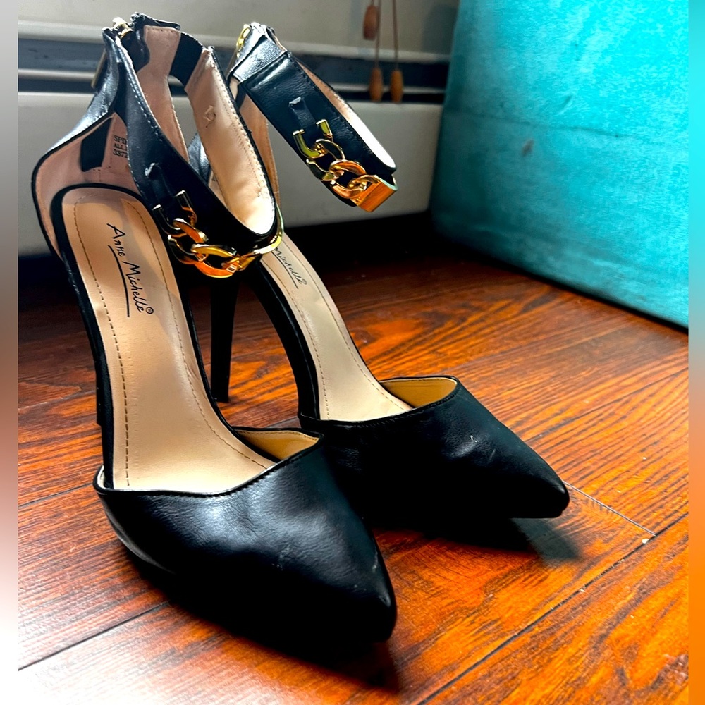 Brand: Anne Michelle Color: black and gold Size: 8